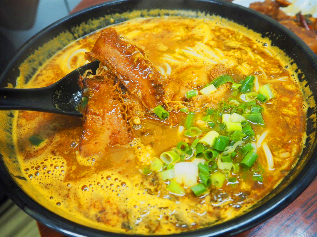 荃灣西美食 / 老闆娘雲南米線 / 香車街街市 / 老闆堅持用小鍋煮每一碗米線，以確保留住食材的精華並且入味。