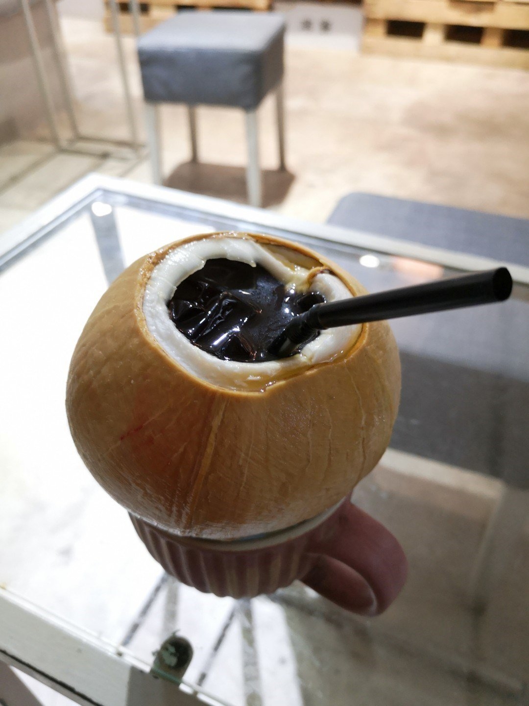 長洲美食/椰皇係即叫即開，以原個新鮮椰皇奉上，非常特別。採用了烏干達冰滴咖啡， 與撬開倒出椰皇水混合，感覺清甜解渴，咖啡味雖然不會好濃，但係非常甘醇。/啡寮/椰皇冰滴咖啡
