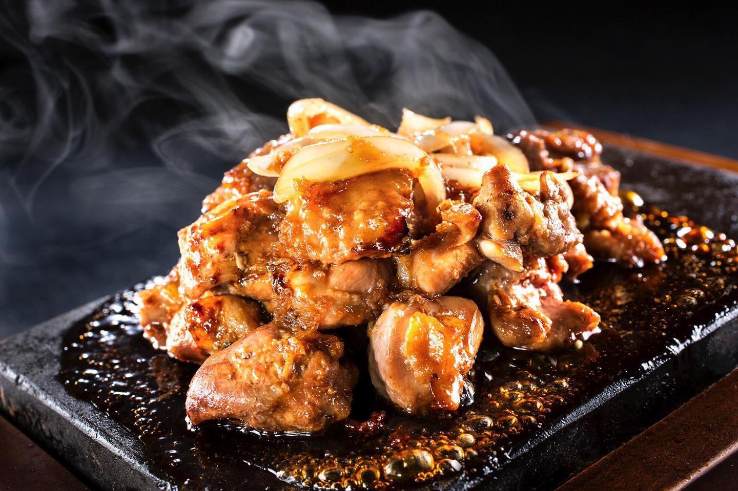 塚田農場招牌菜式 《炙燒生薑走地雞》 由日本空運的黑薩摩走地雞，肉質彈牙和平均分佈的油脂，肉汁和鮮味在咀嚼時佈滿整個口腔中。